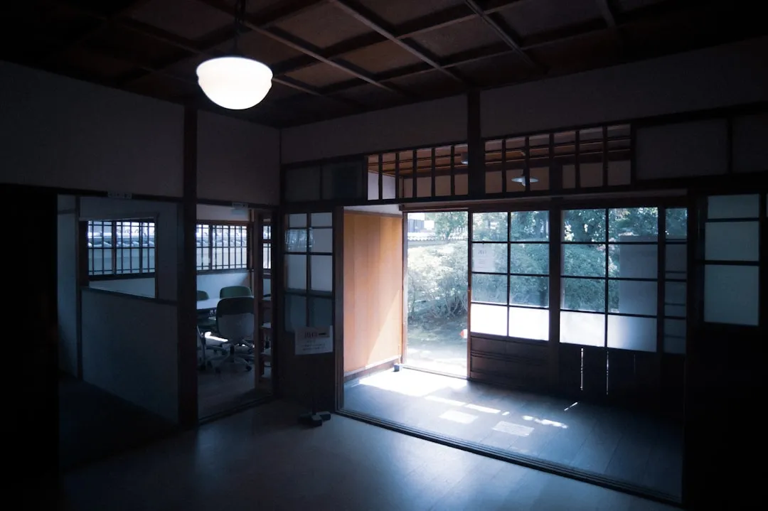 畳敷きの和室と引き戸。押入れは布団をしまう前提で作られた、和室に備え付けの収納